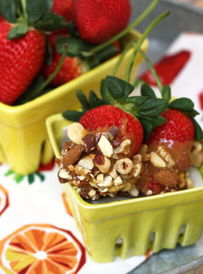 Salted-caramel-strawberries-1