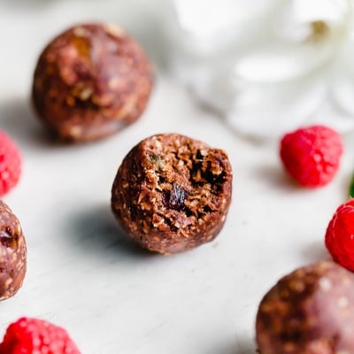 Raspberry Cacao Oat Energy Snacks with Raspberries