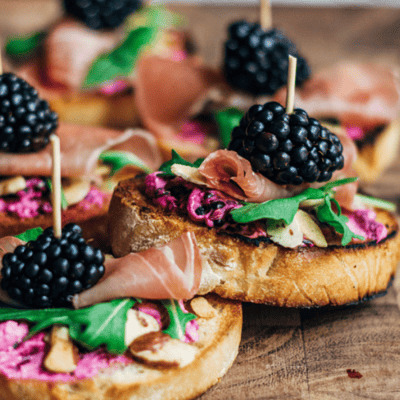 crostini with blackberries and goat cheese