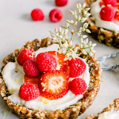 Berry tart with strawberries and raspberries