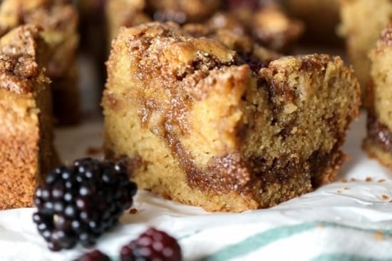 blackberry-cinnamon-struesel-cake 600x400