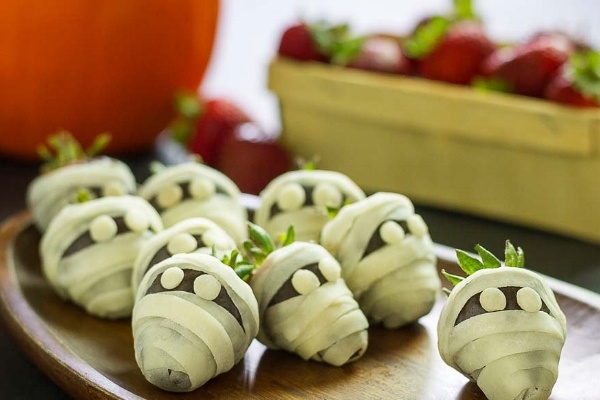 white chocolate covered strawberries that look like mummies