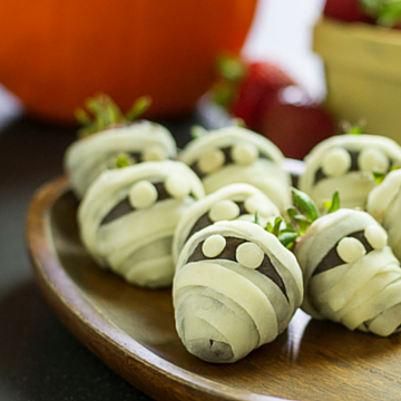 white chocolate covered strawberries that look like mummies