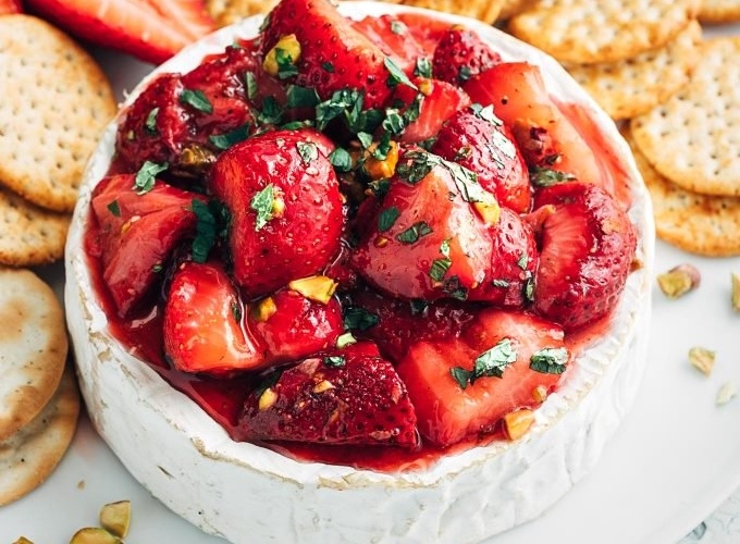 baked brie topped with roasted strawberries