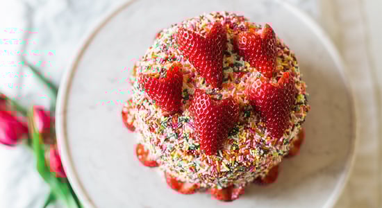 valentines-day-strawberry-cake-hack